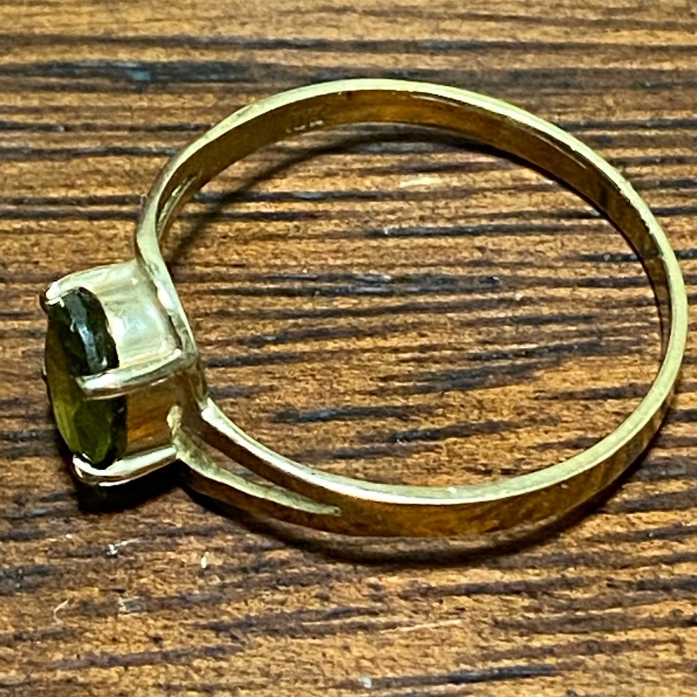 Green Peridot 10k Yellow Gold Ring size 7.5 - Picture 7 of 11
